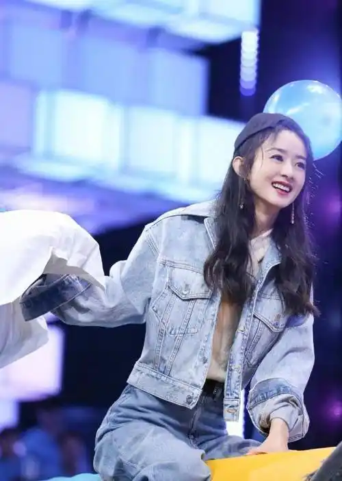 赵丽颖李冰冰两大女神齐聚,看到谢娜的宣传语,关系好坏一目了然_节目