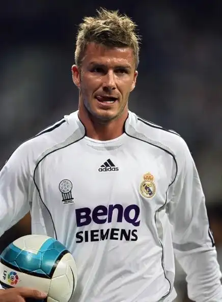 年轻时候的小贝已经是备受瞩目,即时现在已经退役了,他的"贝氏弯刀"更