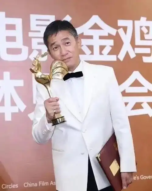 最近,梁朝伟在金鸡奖上的短暂讲话引起了许多争论.