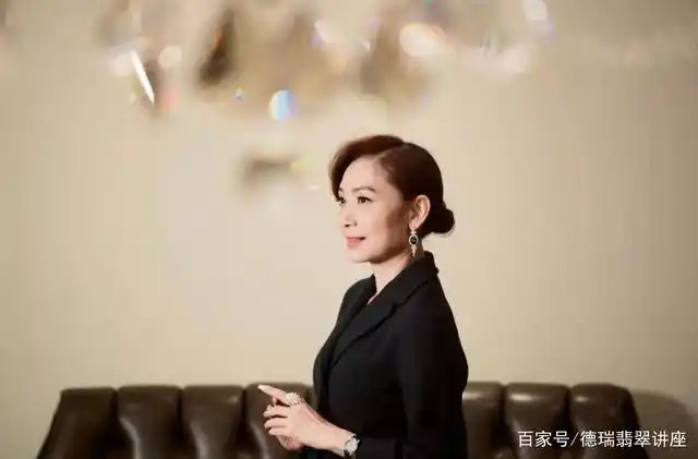 邝美云——美声与美貌并重,佩戴翡翠首饰,优雅又美丽