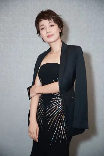 马伊琍露肩礼服亮相秀锁骨 佩戴高级珠宝优雅大气