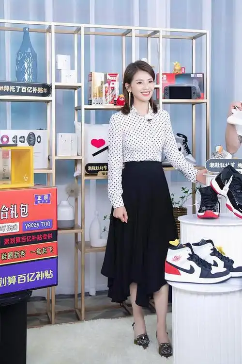 刘涛的优雅从未输过条纹衬衫搭短裙简约大气一般人穿不出气质