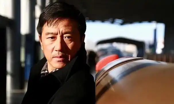 凭借电视剧《人世间》中卓越的演技,成功斩获白玉兰奖最佳男配角,这无