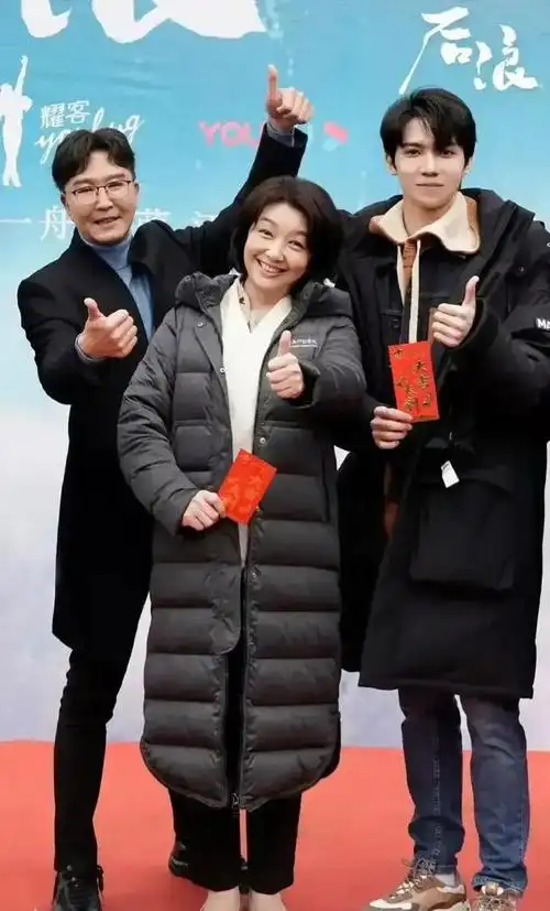 江珊跟田小洁重组家庭后自拍都素颜敢直面衰老依偎一起好恩爱