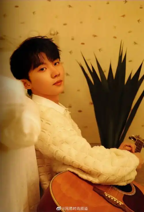 易姐直击时装周#@时代少年团队长-马嘉祺写真大片来了吉他少年真的好
