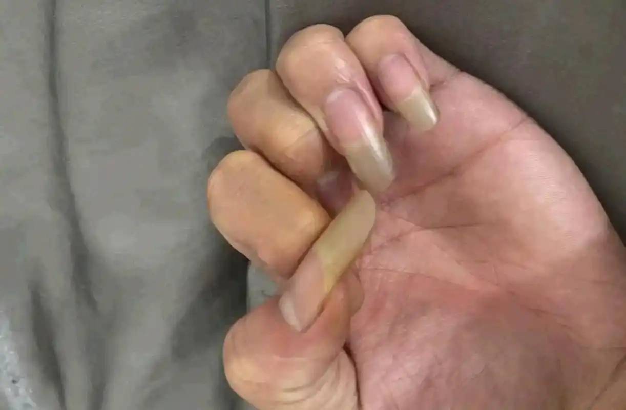 留这么长指甲的男生一点都不好看![开心]