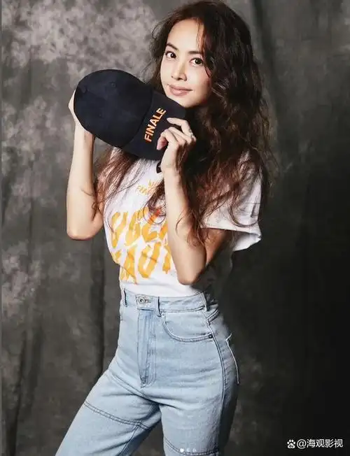 42岁蔡依林素颜照曝光,肌肤光滑逆龄,与爱犬自拍照超可爱