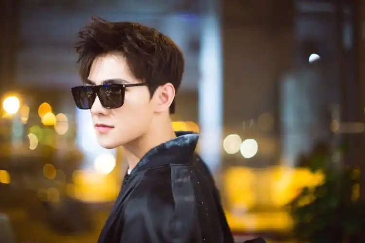 最新杨洋时尚机场街拍壁纸_超帅气的杨洋