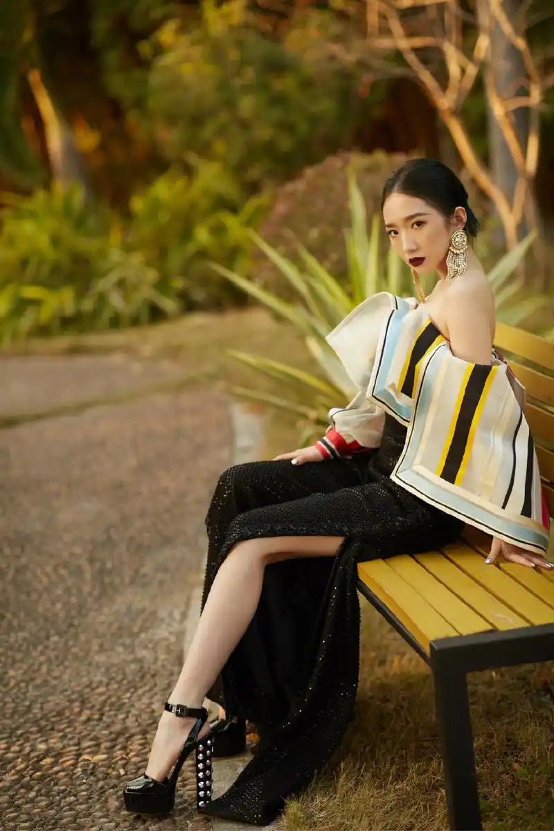 孟美岐彩色抹胸优雅女王范写真图片