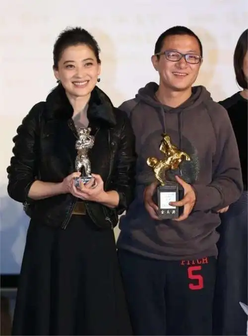 梅婷养他6年,李小冉为他堕胎2次,55岁的他娶小15岁娇妻很幸福!