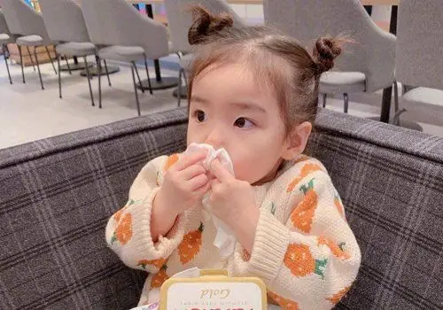 小女孩 斜刘海双 丸子头发型