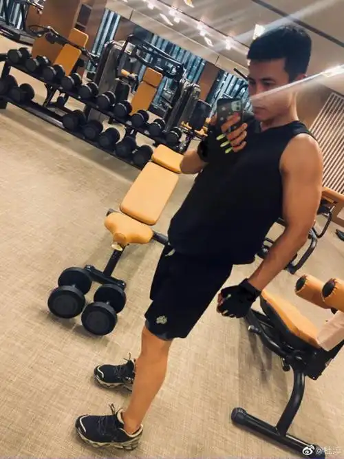 恭喜39岁杜淳喜得千金亲自单手提娃全程小心翼翼太贴心