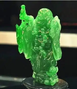这尊翡翠摆件,材质是翡翠中珍贵的高冰种帝王绿,雕工也是惟妙惟肖