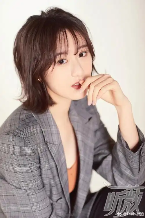 新浪娱乐讯近日,袁冰妍登上某杂志封面,她的早春心动妆容引人注目