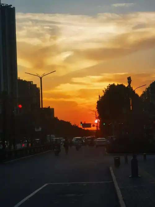 晴空街头巷陌夕阳