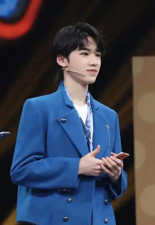 宋亚轩《王牌对王牌》完美收官,成最大赢家,蓝西装展现青春活力