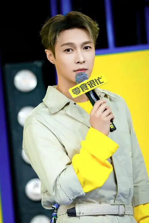 张艺兴[超话]##零食很忙新店长张艺兴##张艺兴空降零食很忙狂欢