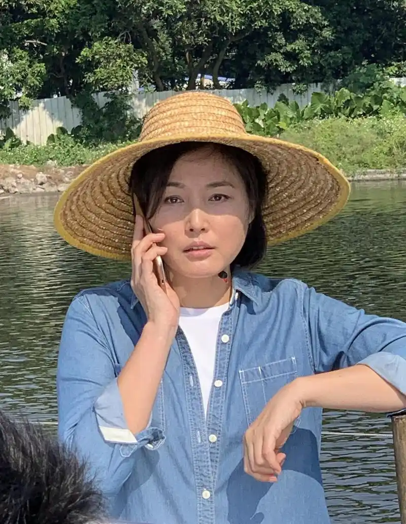 组图:《粉红女郎》"男人婆"张延晒近照 头戴编织帽田园风满满