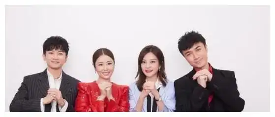 林心如晒与赵薇苏有朋同框合照,小腹微凸明显,依然是冻龄女神!