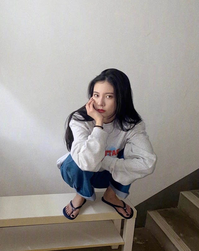 宋妍霏穿人字拖摆拍,镜头拉近看清"脚型",网友:舞者的心酸