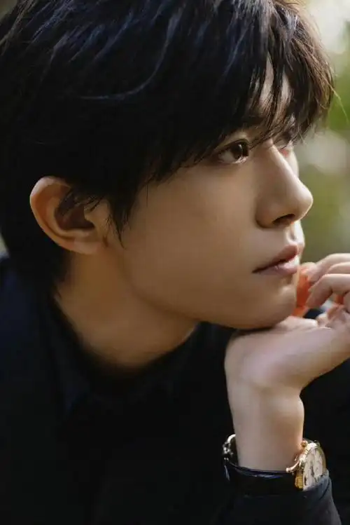 易烊千玺最新一组时尚造型写真,简单黑色西服套装,近距离侧颜怼脸拍