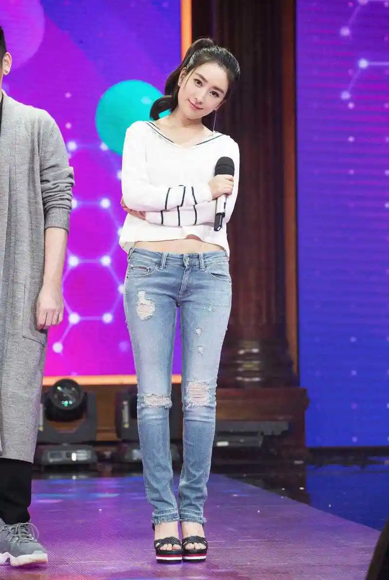 马苏穿衣真胆大,穿灰色无袖上衣搭配牛仔短裤,身材凹凸感十足