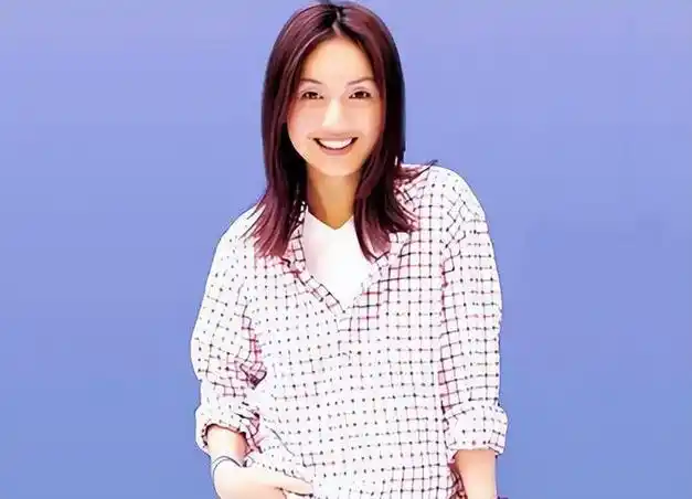 杨千嬅本来是当护士的,因为热爱唱歌,她报名参加了歌唱比赛.