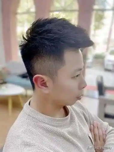 帅气男士飞机头发型图片(最受欢迎的三种男生时尚发型)插图6