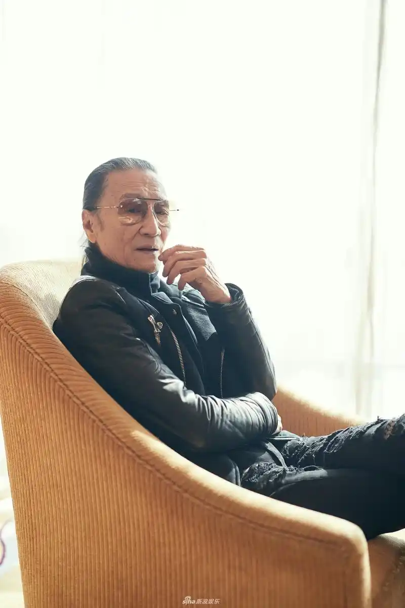 组图:81岁谢贤扎辫子带墨镜潮范儿十足 一身黑look身材超有型