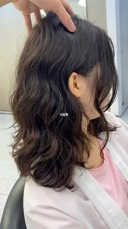 烫发一定要尝试一次法式蛋卷头蓬松超显脸小