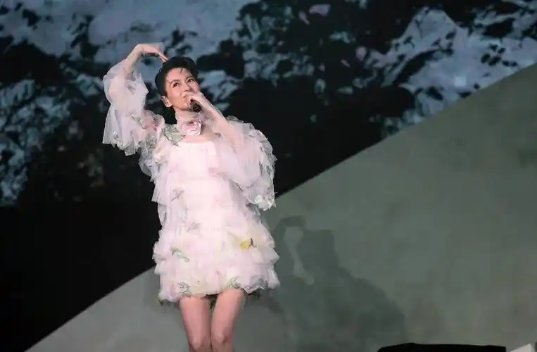 梁咏琪 成长|专访_时间_演唱会_演出