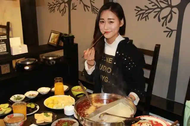 女主播火锅店诱惑直播瞬间数十万人围观