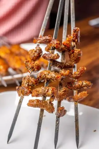 烤羊鞭的口感与板筋相似口感会更加软弹一些可以说是甚好的"下酒肉"了