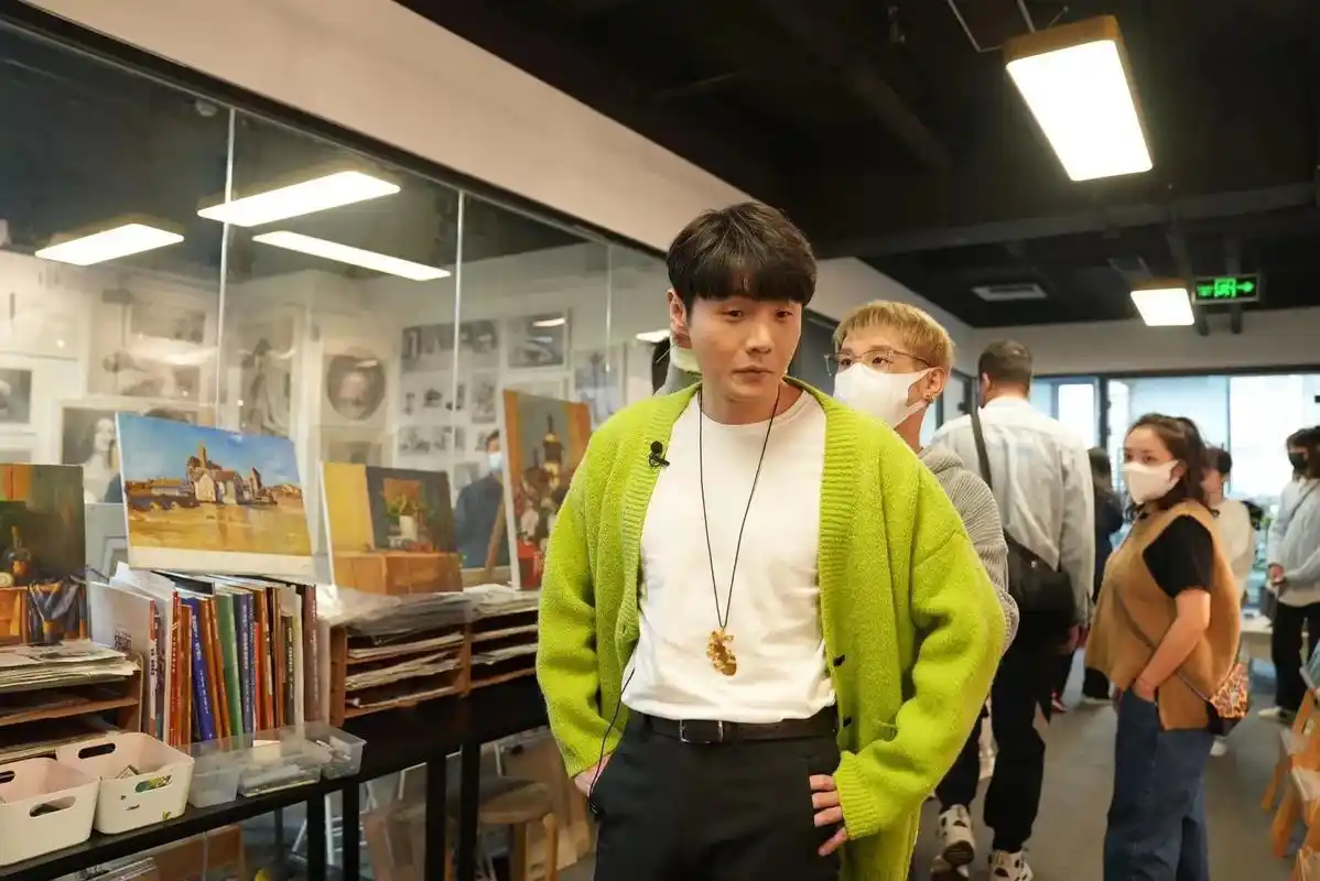 【中国好声音】李荣浩来【纳比画室】录节目.