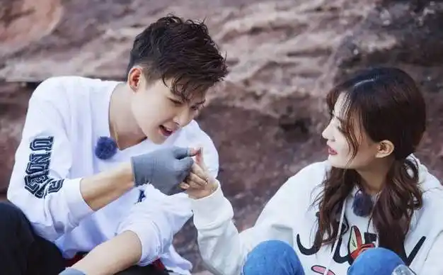 徐璐被曝恋情不官宣明星拒绝认爱有多惨热巴都被嘲倒贴