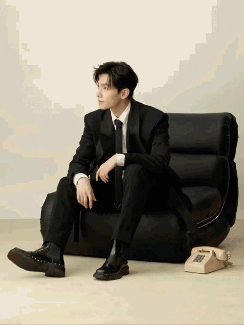 杨洋最新西装大片