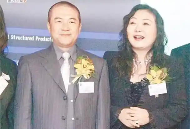 重庆富豪蔡奎:分走前妻200亿,买豪宅娶空姐,身价暴涨300亿