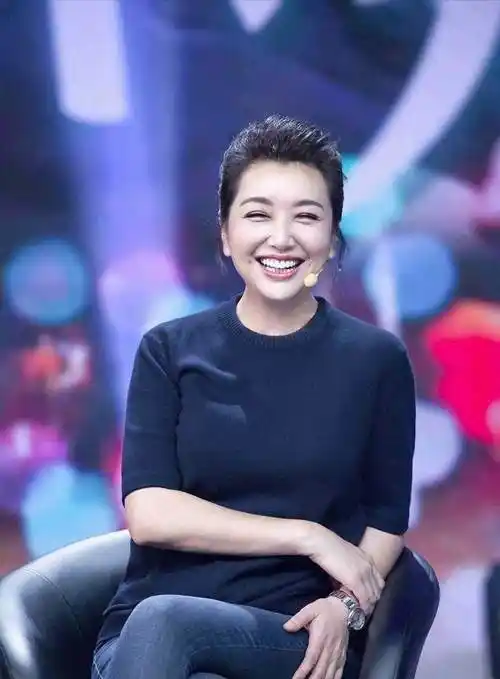 江珊贵妇范十足扎丸子头搭配黑色打底衫优雅大方超好看