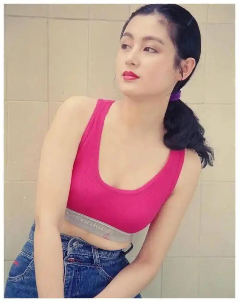 这张照片拍摄于1995年,当时的中国大陆女演员陈红穿着calvinklein