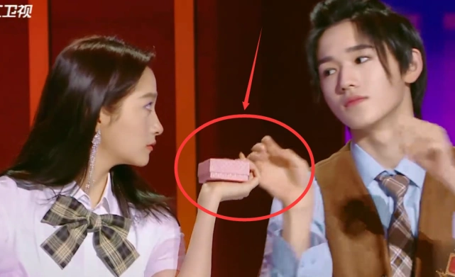 宋亚轩当众送戒指关晓彤反应令男方惊慌失措不把鹿晗放眼里