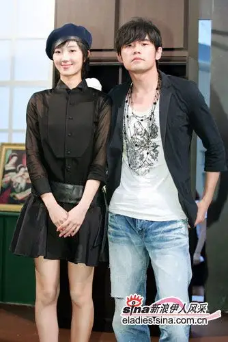 明星装扮 周董桂纶镁情侣装羡煞旁人; 桂纶镁周杰伦_桂纶镁和周杰伦