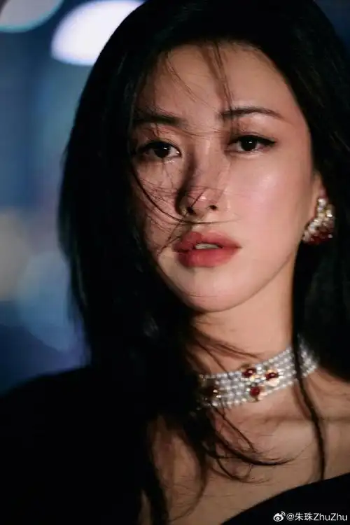 39岁朱珠穿深v黑裙好性感身材丰腴眼神妩媚露锁骨魅惑迷人