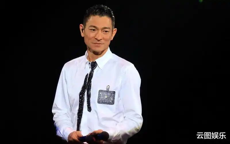 刘德华|刘德华现身街边拍戏,炎热天气穿高领衫面不改色,郑则仕罕露面