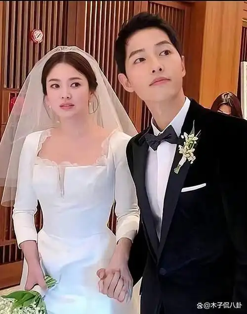 宋仲基携手二婚妻子凯蒂出席亲妹妹婚礼,妻子的美貌引发热议.