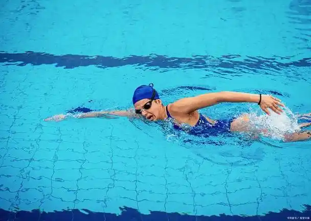 自由泳的基本动作自由泳是游泳的一种方式,也是最常用的游泳方式之一.