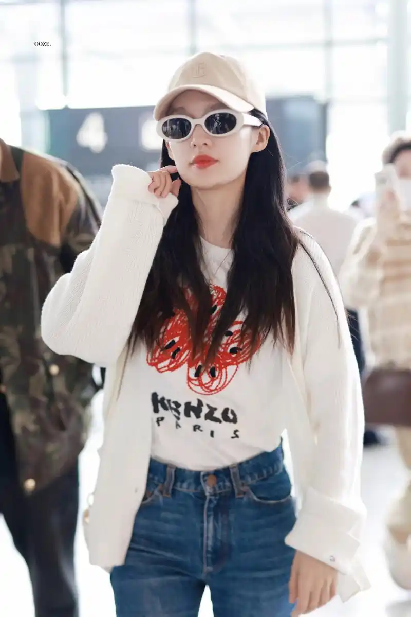 李沁机场街拍,针织开衫搭配t恤,牛仔裤,脚穿双小白鞋,休闲舒适又自在