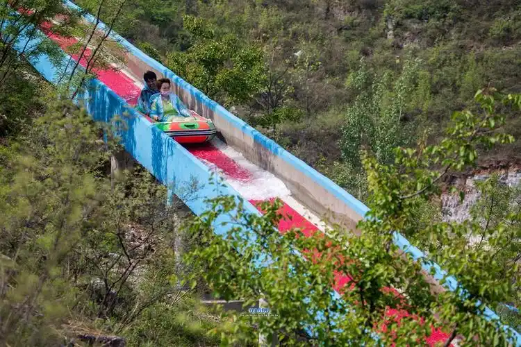 在海拔最高,距离最长的玻璃栈道上漂流