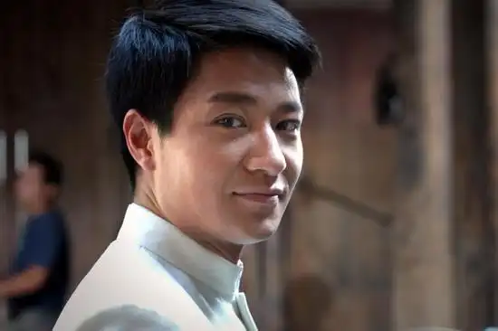 李宗翰在剧中新浪娱乐讯 大型电视连续剧《茉莉花》结束了广西花海一