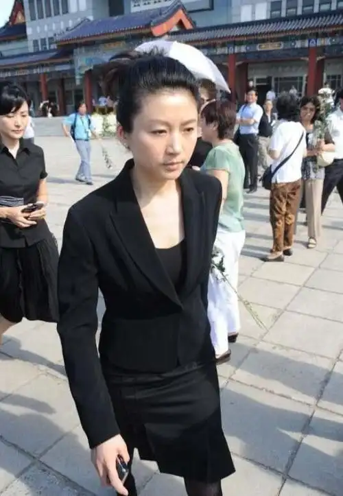 王小丫也难逃中年发福穿紧身裤小粗腿肉感足满月脸真有旺夫相