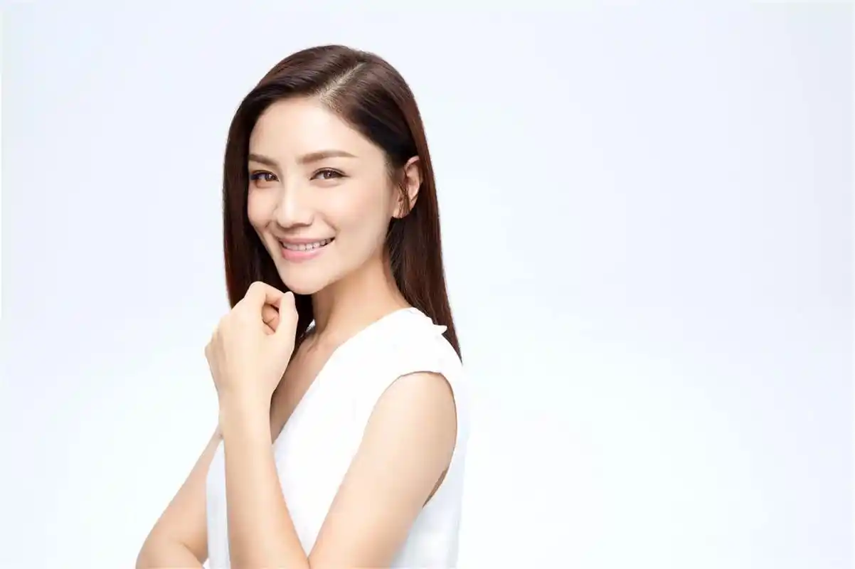 胡可曝最新时尚写真 示范夏日裙装穿搭